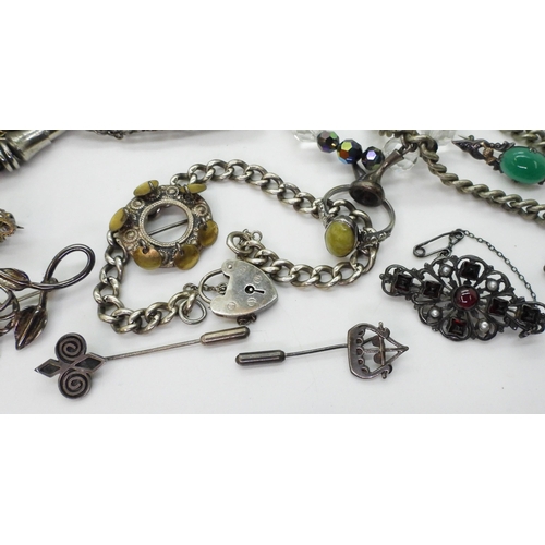 850 - A collection of silver jewellery to include two Ward Brothers thistle brooches, a silver Norwegian S... 