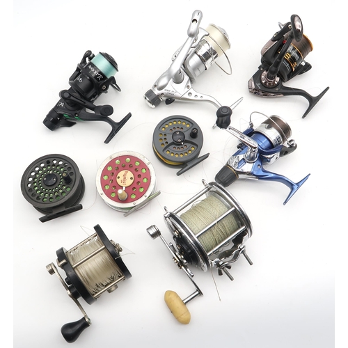 540 - A collection of fishing reels, to include Penn 4/0 Senator, Daiwa Lochmor-S 300 and Mitchell Avocet ... 