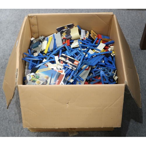 547 - A  large quantity of loose Lego pieces