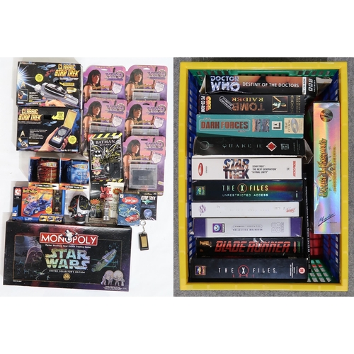 572 - A selection of retro sci-fi PC games and assorted other collectables, including Star Wars Monopoly, ... 