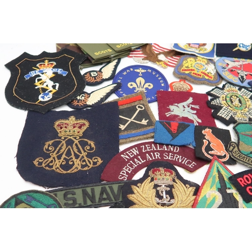 585 - Assorted military cloth patches, with a number of bullion-embroidered examples, including the Royal ... 