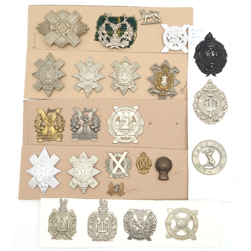 596 - Assorted glengarry cap and cross belt badges, comprising a Victorian 92nd Gordon Highlanders screw-b... 