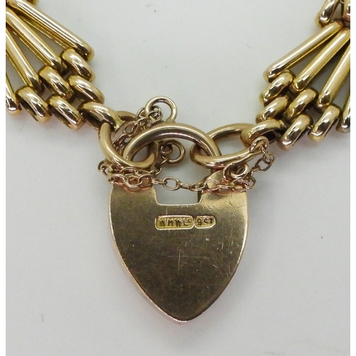 2776 - A 9CT GOLD GATE BRACELETwith fanned links and a heart shaped clasp, stamped 9ct to both the clasp an... 