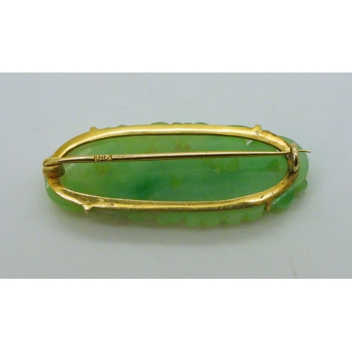 2784 - A CHINESE GREEN HARDSTONE BROOCHmounted in 18k gold, and carved with fruit and flowers. dimensions 3... 