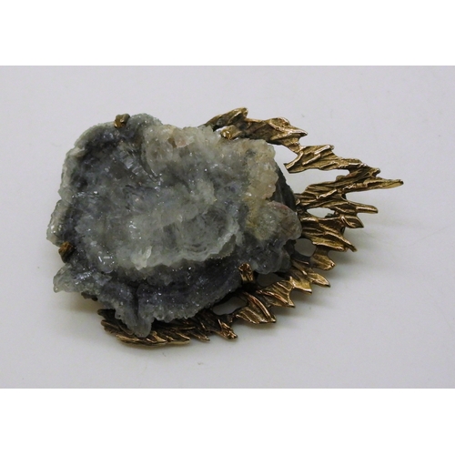 2785 - A RETRO BROOCHmade by Deakin & Francis in 9ct gold, hallmarked Birmingham 1967. set with a natur... 