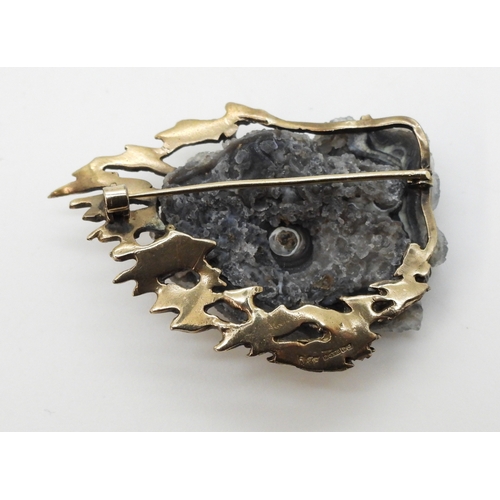 2785 - A RETRO BROOCHmade by Deakin & Francis in 9ct gold, hallmarked Birmingham 1967. set with a natur... 