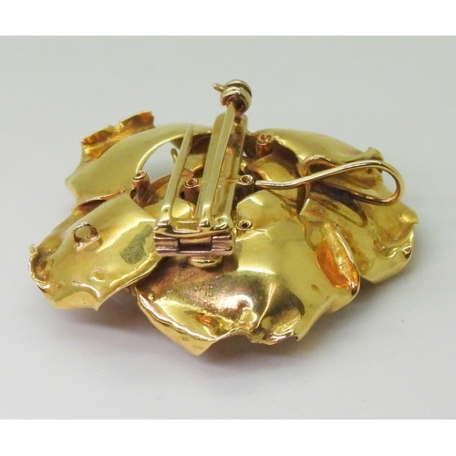 2787 - A GOLD & DIAMOND ROSE PENDANT BROOCHcraftsman made, the rose is made in 18ct gold with each peta... 