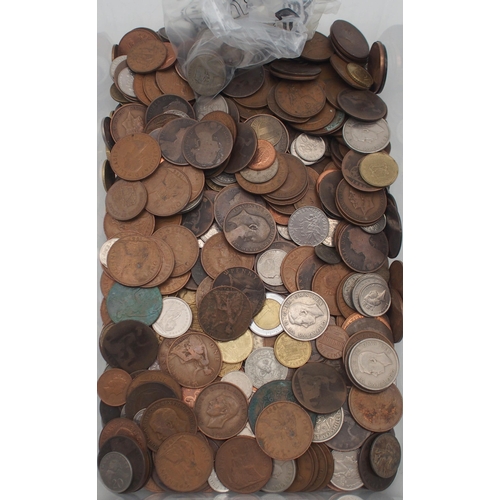 226 - A quantity of worldwide coinage