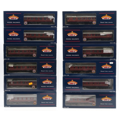 374 - Bachmann Branch-Line 00-gauge carriages, boxed - 39-126B BR MK1 Composite CK Maroon, 34-325A 50ft Pa... 