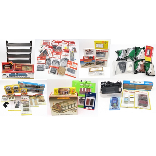 380 - A large quantity of 00-gauge railway accessories, to include a Hornby R8211 Rolling Road, assorted s... 