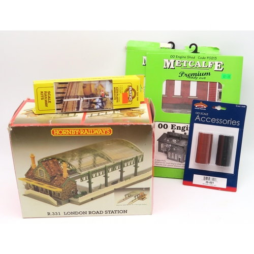 380 - A large quantity of 00-gauge railway accessories, to include a Hornby R8211 Rolling Road, assorted s... 