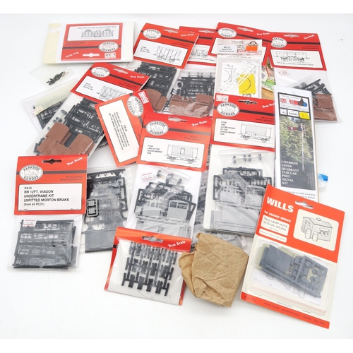 380 - A large quantity of 00-gauge railway accessories, to include a Hornby R8211 Rolling Road, assorted s... 