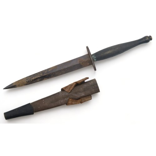 2558 - A WW2 SECOND PATTERN FAIRBAIRN-SYKES COMMANDO DAGGERHoused in a steel-tipped leather scabbard, with ... 