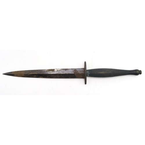 2558 - A WW2 SECOND PATTERN FAIRBAIRN-SYKES COMMANDO DAGGERHoused in a steel-tipped leather scabbard, with ... 