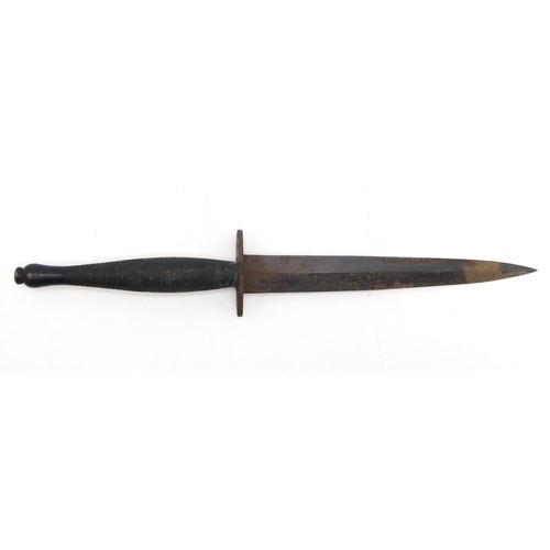 2558 - A WW2 SECOND PATTERN FAIRBAIRN-SYKES COMMANDO DAGGERHoused in a steel-tipped leather scabbard, with ... 