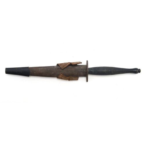 2558 - A WW2 SECOND PATTERN FAIRBAIRN-SYKES COMMANDO DAGGERHoused in a steel-tipped leather scabbard, with ... 