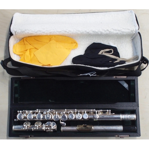 283 - Pearl Quartz Flute Model PF-765 with gold lip-plate serial number A0066 with fitted case and Pearl 4... 