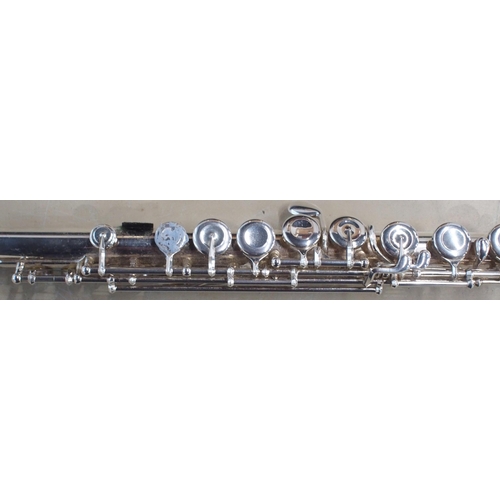 283 - Pearl Quartz Flute Model PF-765 with gold lip-plate serial number A0066 with fitted case and Pearl 4... 