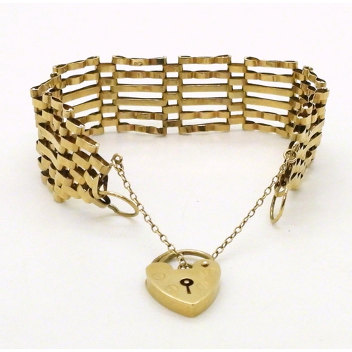 711 - A 9ct gold gate bracelet with a heart shaped clasp, weight 12.1gms