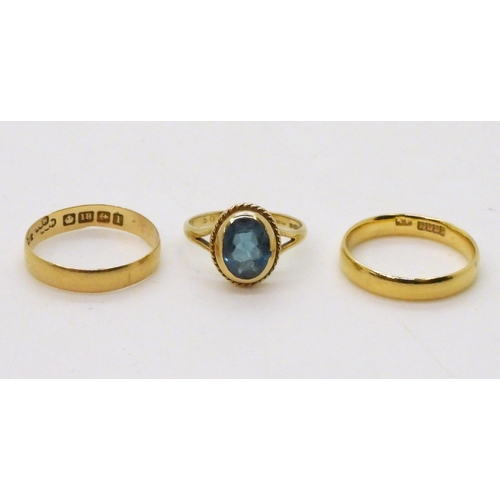 724 - An 18ct gold 1920 Glasgow hallmarked wedding ring, size N, together with a further 18ct wedding band... 