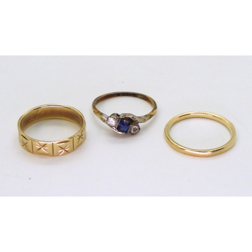 728 - A 9ct gold wedding ring with engraved star pattern, size M1/2, a wedding band, size O, and a blue an... 