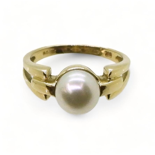 744 - A 9ct gold pearl ring, size N1/2, weight 3.7gms