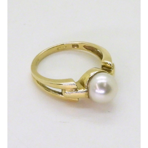 744 - A 9ct gold pearl ring, size N1/2, weight 3.7gms