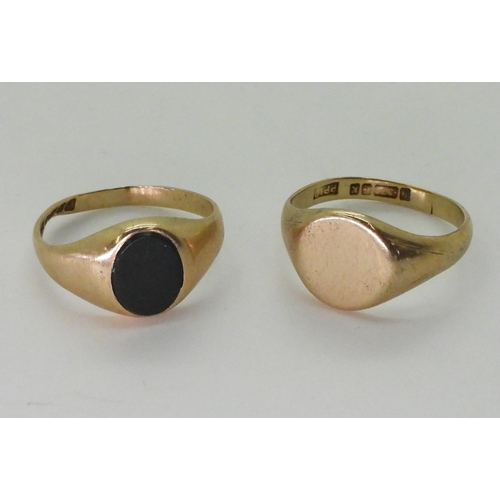 747 - A 9ct gold signet ring set with a bloodstone, size M, and a signet ring size O, weight 5.7gms