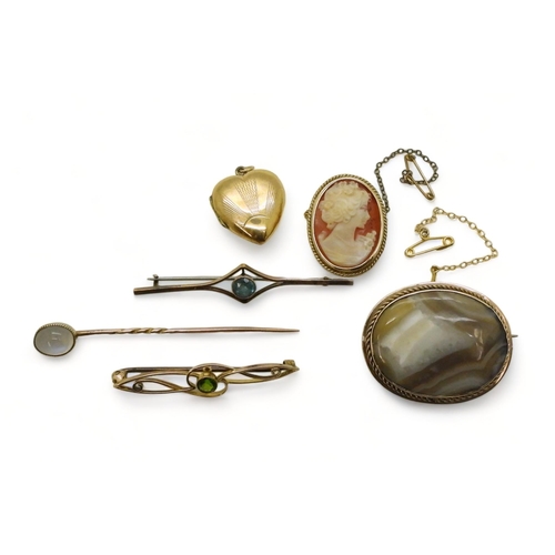 784 - A collection of 9ct gold and yellow metal brooches, to include an Art Nouveau brooch set with a gree... 