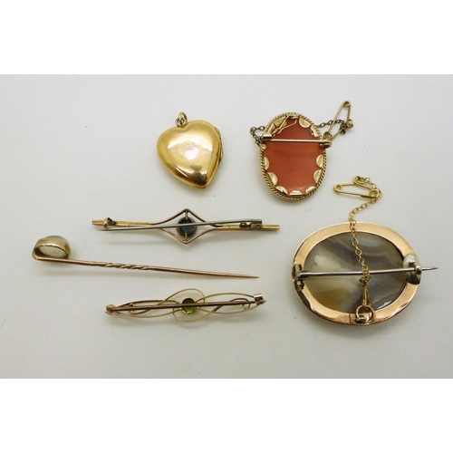 784 - A collection of 9ct gold and yellow metal brooches, to include an Art Nouveau brooch set with a gree... 