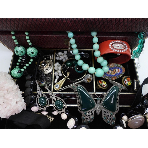 824 - A jet and pink conch shell cameo necklace, three pairs of green agate and silver earrings, a large g... 