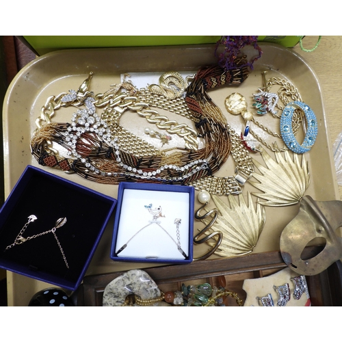 825 - A large collection of vintage costume jewellery, to include palm frond , dress clips, statement neck... 