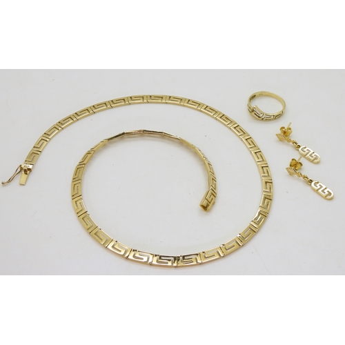 2811 - A 14K GOLD GREEK KEY PATTERN SUITEcomprising of a shaped to fit necklace of approx 42cm, ring, size ... 