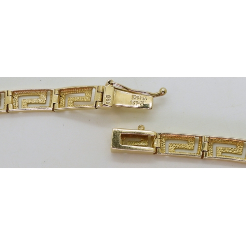 2811 - A 14K GOLD GREEK KEY PATTERN SUITEcomprising of a shaped to fit necklace of approx 42cm, ring, size ... 