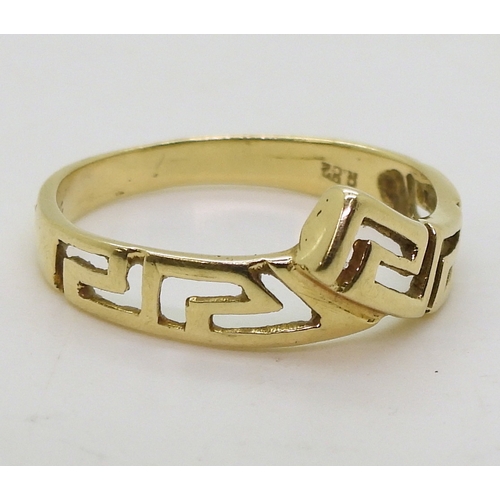 2811 - A 14K GOLD GREEK KEY PATTERN SUITEcomprising of a shaped to fit necklace of approx 42cm, ring, size ... 