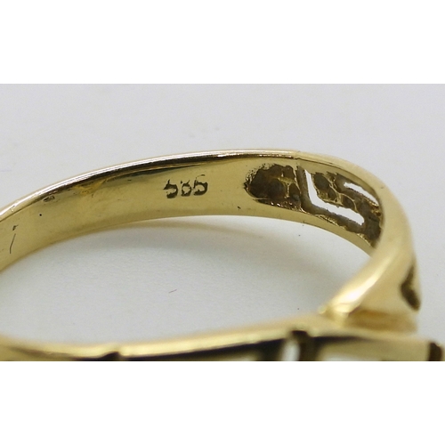 2811 - A 14K GOLD GREEK KEY PATTERN SUITEcomprising of a shaped to fit necklace of approx 42cm, ring, size ... 