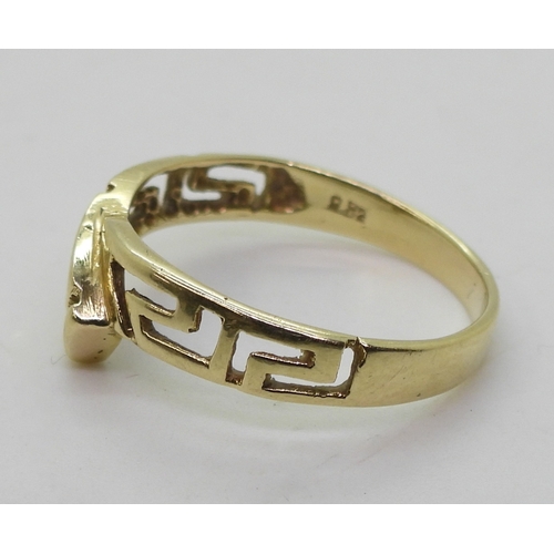 2811 - A 14K GOLD GREEK KEY PATTERN SUITEcomprising of a shaped to fit necklace of approx 42cm, ring, size ... 