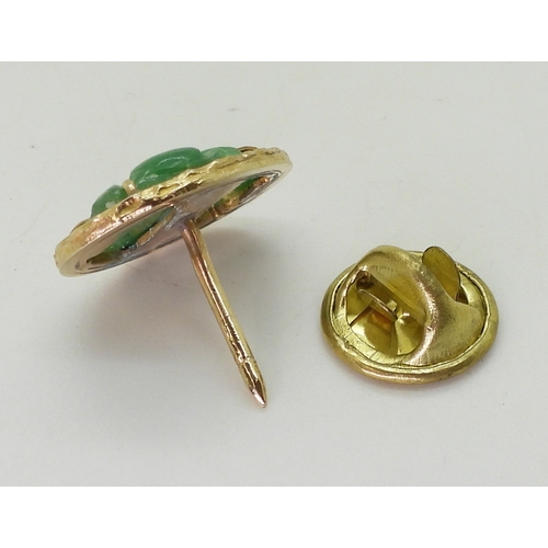 2816 - CARVED HARDSTONE CUFFLINKS & STUDSthe cufflinks are stamped 14k, and set with Chinese green hard... 