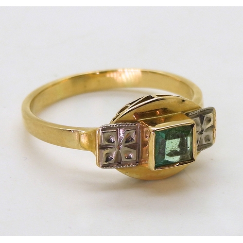 2825 - AN EMERALD ART DECO RINGmade in bright yellow metal with white metal Deco flower details, the emeral... 