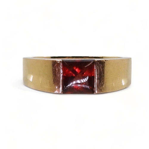 2829 - A CARTIER GARNET RINGmade in 18ct rose gold, fully signed Cartier 52 2001, with the serial number N4... 