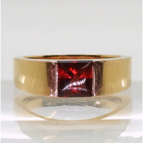 2829 - A CARTIER GARNET RINGmade in 18ct rose gold, fully signed Cartier 52 2001, with the serial number N4... 