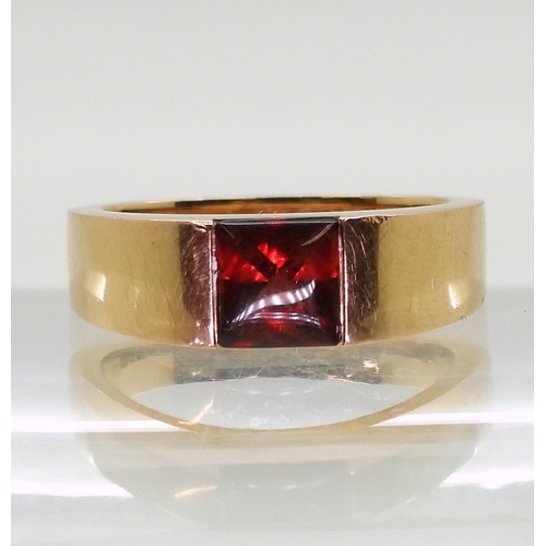 2829 - A CARTIER GARNET RINGmade in 18ct rose gold, fully signed Cartier 52 2001, with the serial number N4... 