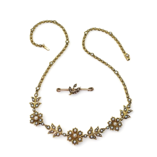 2830 - AN EDWARDIAN SPLIT PEARL FLOWER NECKLACEthe bright yellow metal necklace is set throughout in split ... 