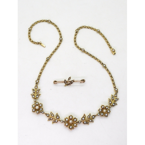 2830 - AN EDWARDIAN SPLIT PEARL FLOWER NECKLACEthe bright yellow metal necklace is set throughout in split ... 