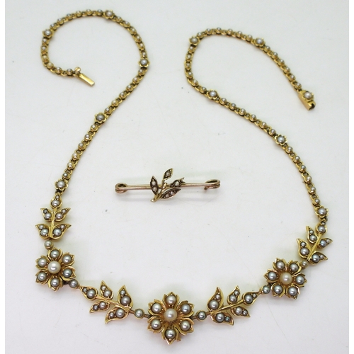 2830 - AN EDWARDIAN SPLIT PEARL FLOWER NECKLACEthe bright yellow metal necklace is set throughout in split ... 