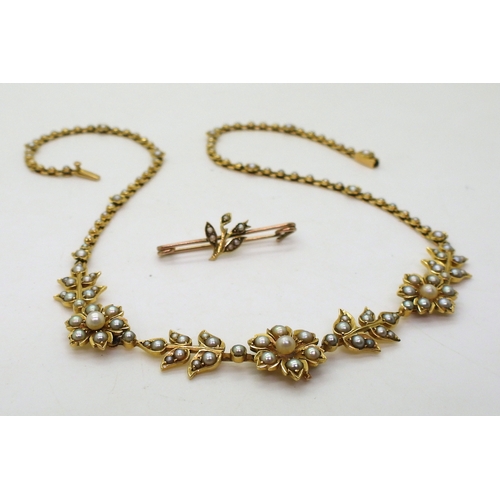 2830 - AN EDWARDIAN SPLIT PEARL FLOWER NECKLACEthe bright yellow metal necklace is set throughout in split ... 