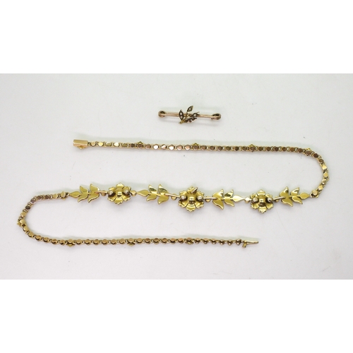 2830 - AN EDWARDIAN SPLIT PEARL FLOWER NECKLACEthe bright yellow metal necklace is set throughout in split ... 