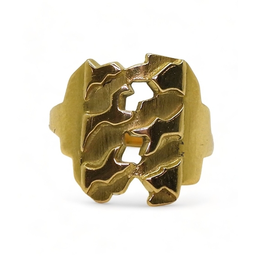 2833 - A NORMAN GIBSON BESPOKE RINGmade in 18ct gold of abstract form, stamped with his makers mark NG. Fin... 