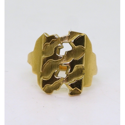 2833 - A NORMAN GIBSON BESPOKE RINGmade in 18ct gold of abstract form, stamped with his makers mark NG. Fin... 