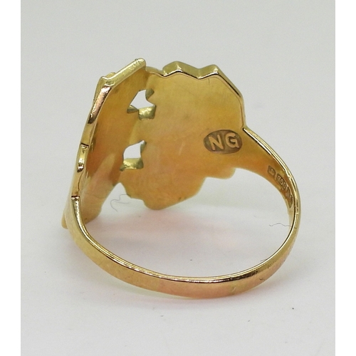 2833 - A NORMAN GIBSON BESPOKE RINGmade in 18ct gold of abstract form, stamped with his makers mark NG. Fin... 